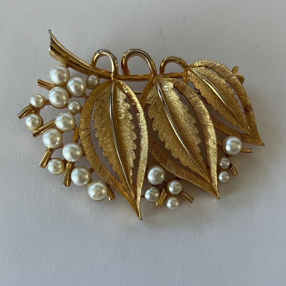 Jewelry - Vintage Gold-tone leaf and faux pearl brooch